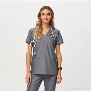 FIGS Size XL Casma Three Pocket Graphite
Gray Short Sleeve Scrub Top